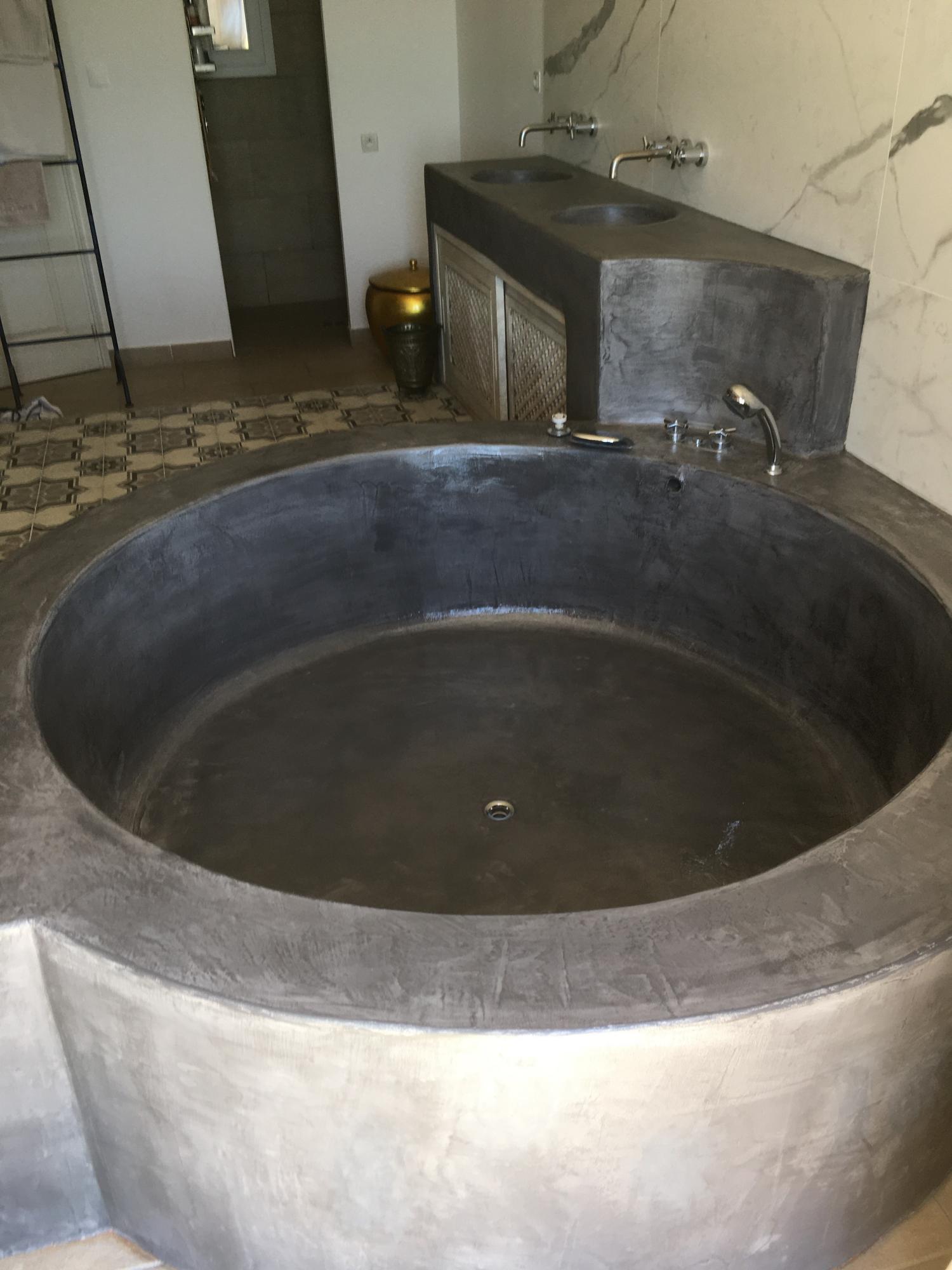 Baignoire ronde lavabos beton cire prestieuse villa Ollioules 