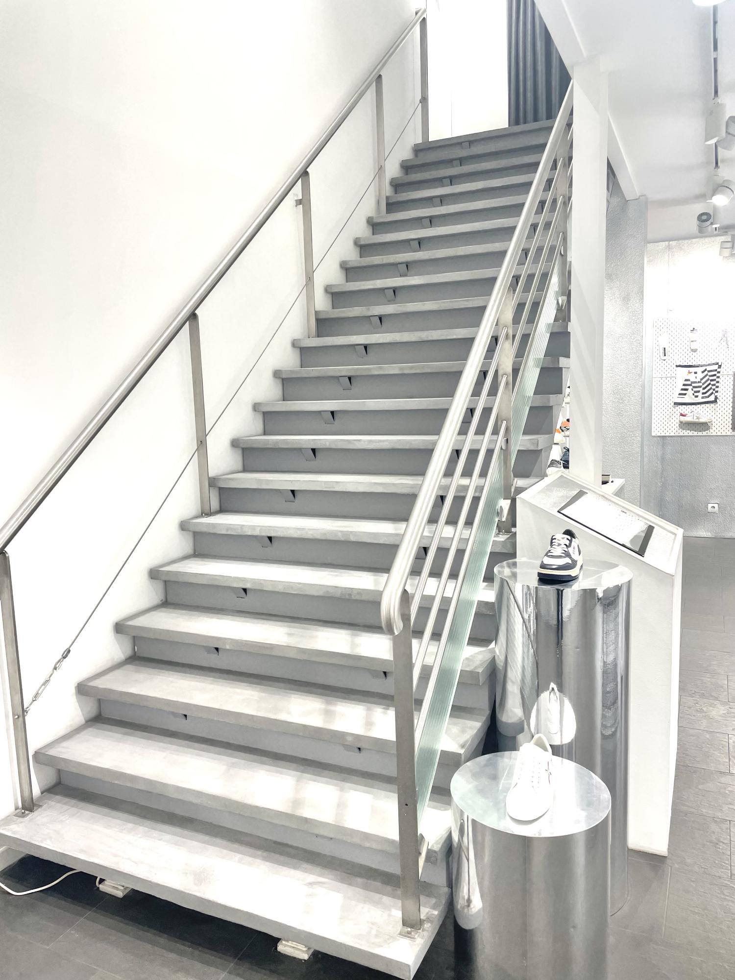 escalier beton cire boutique Strada