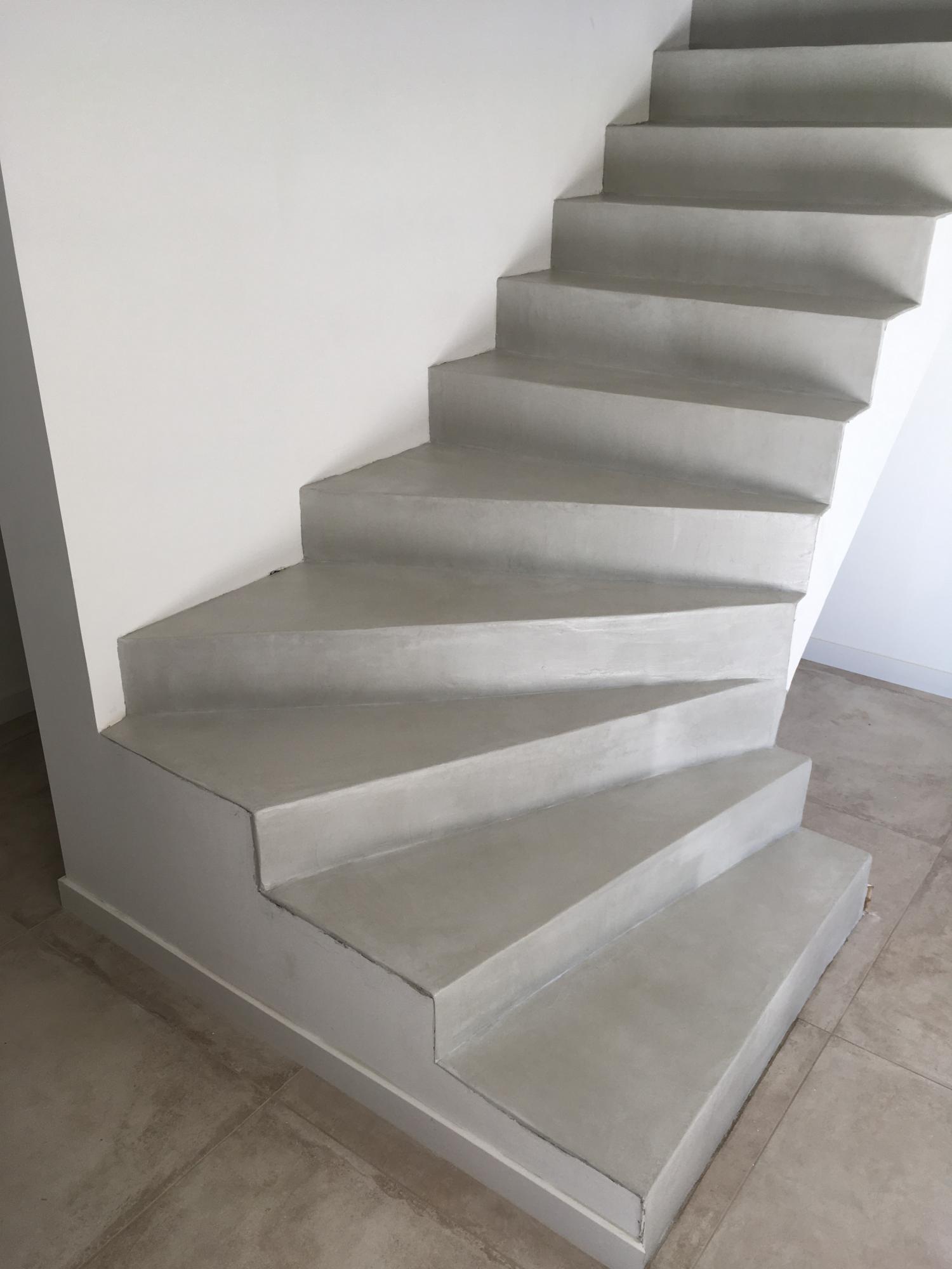 escalier beton cire gris clair Cuers