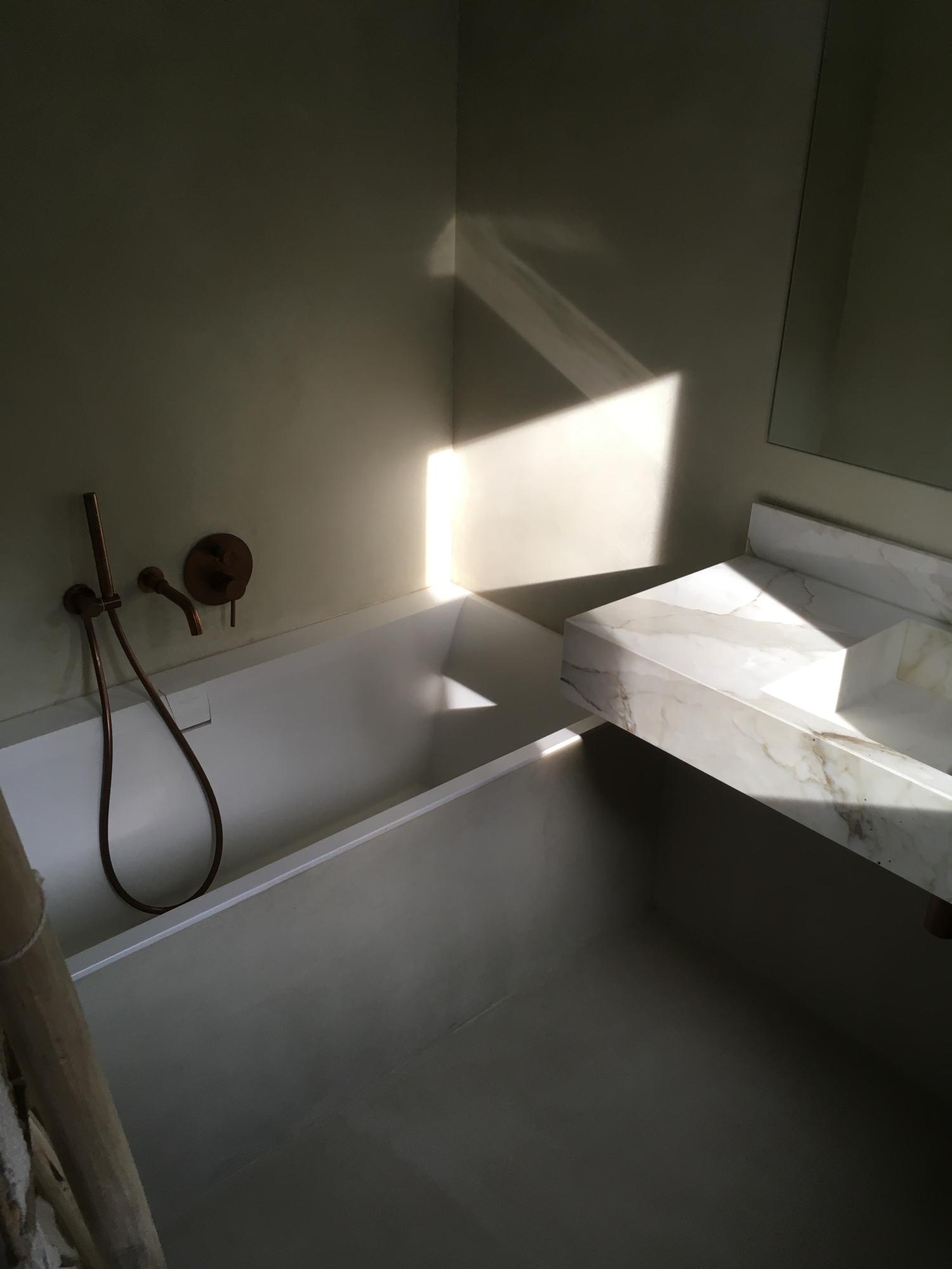 salle de bain baignoire beton cire le beausset
