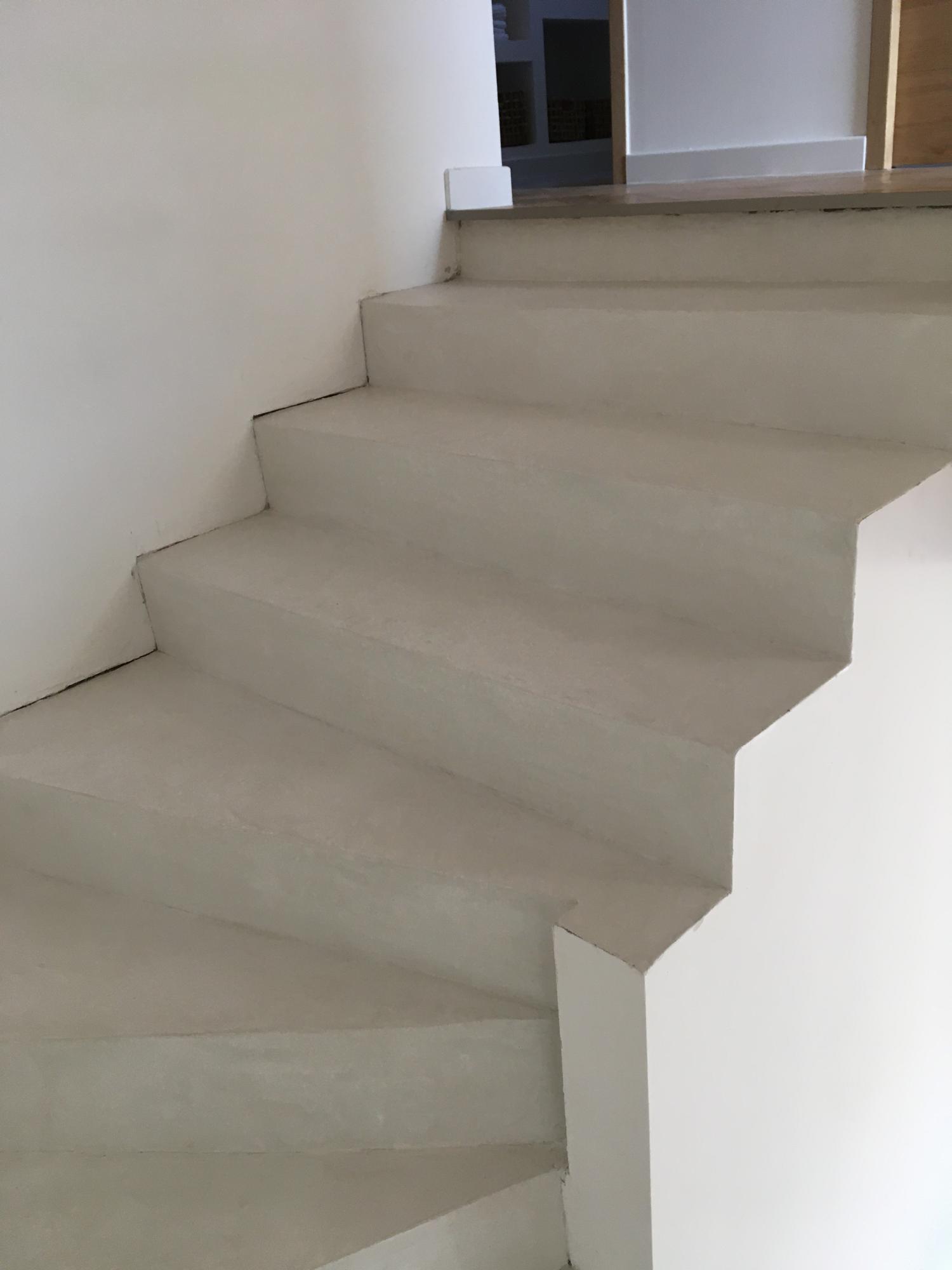 escalier beton cire blanc