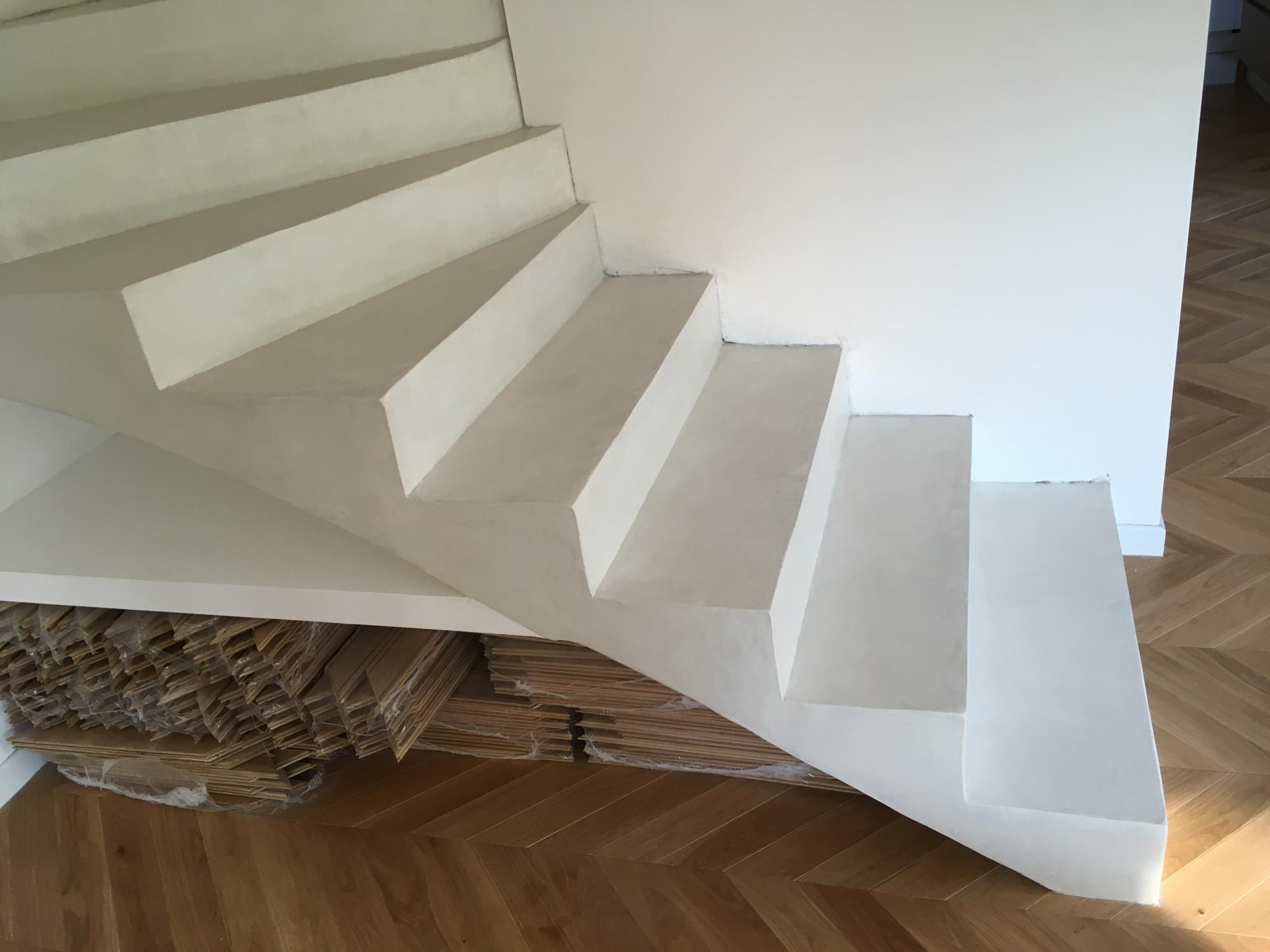 escalier beton cire blanc