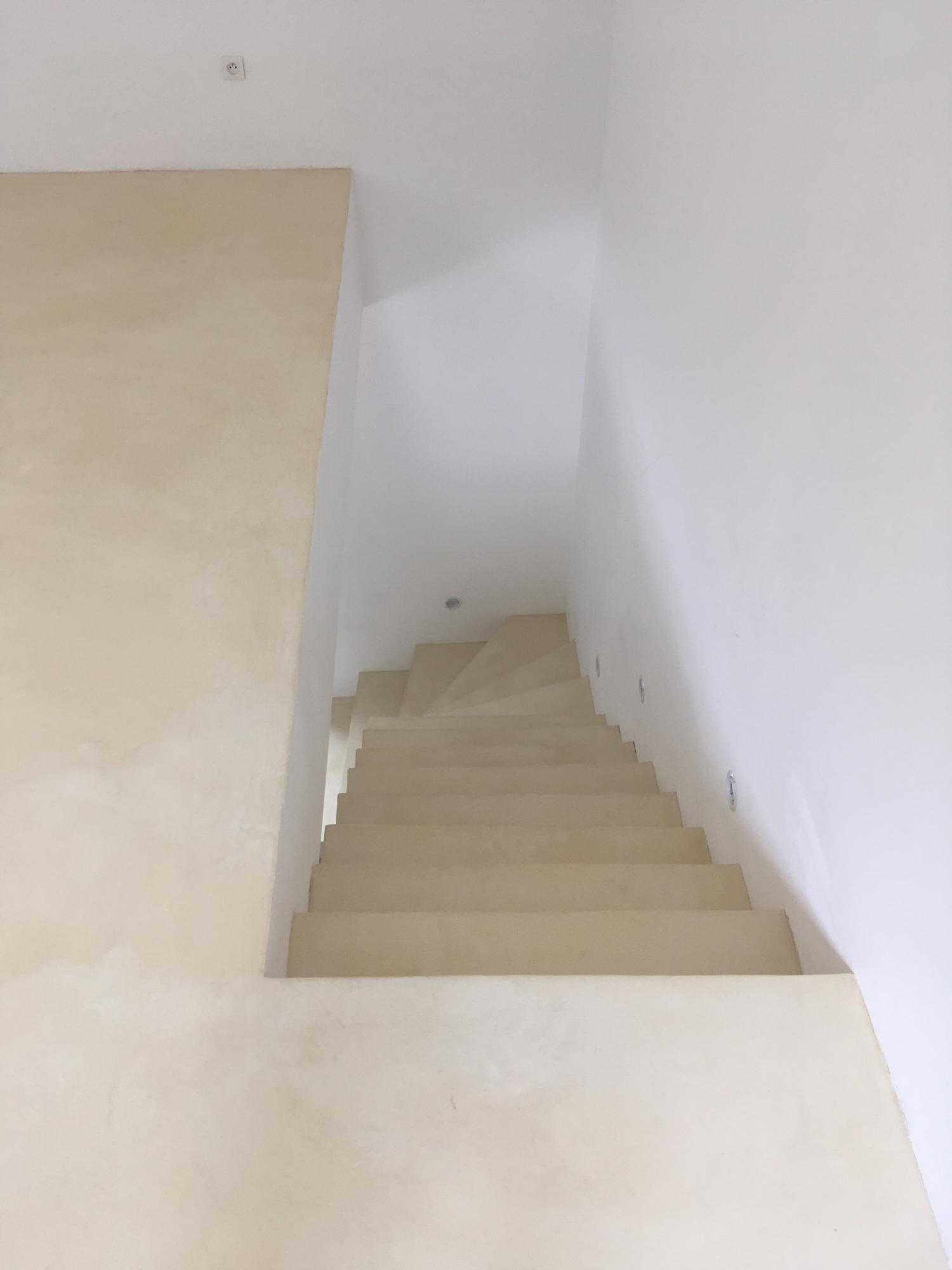 escalier sol beton cire