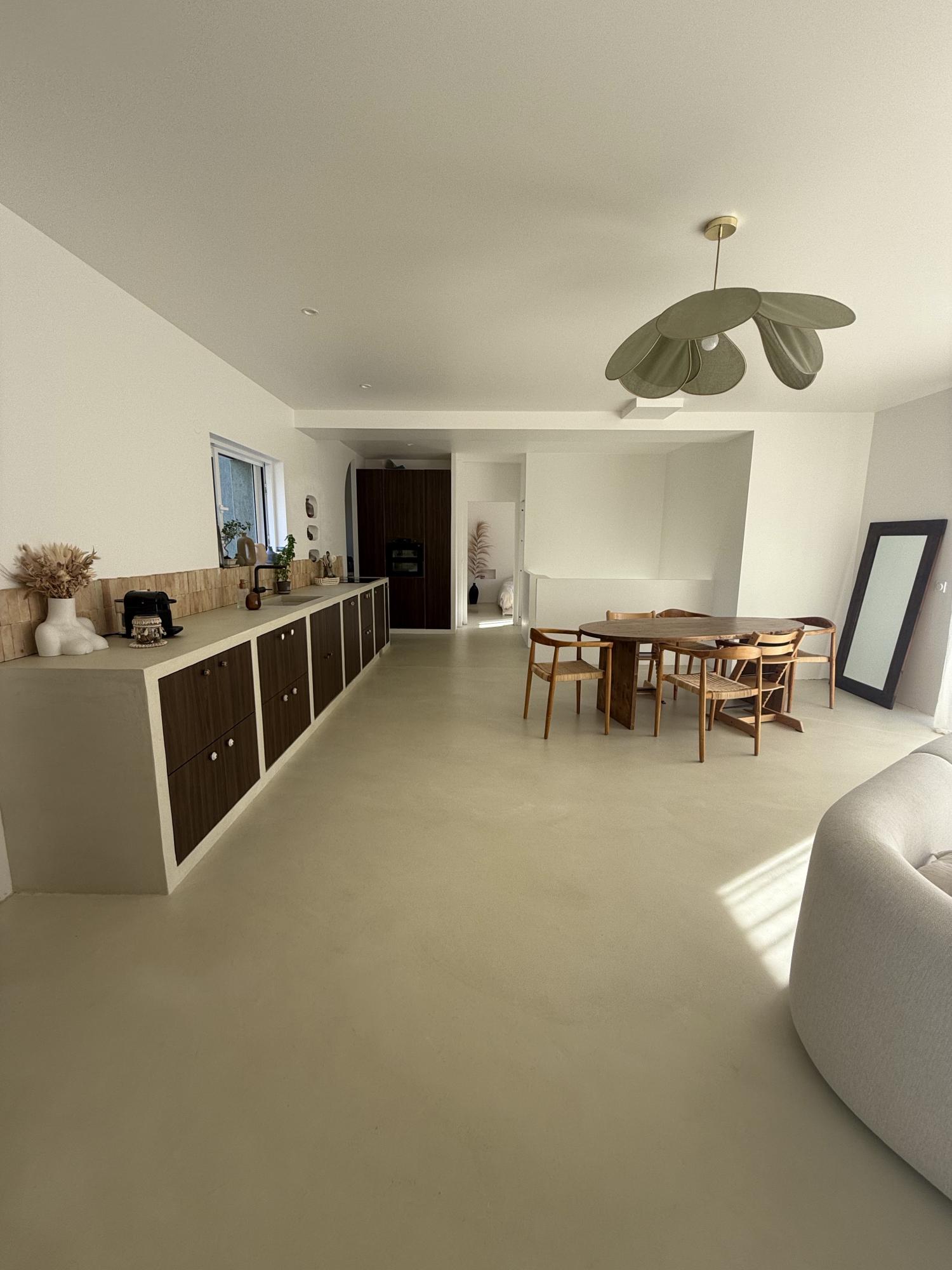 villa beton cire sol salle de bain plan de travail solies var