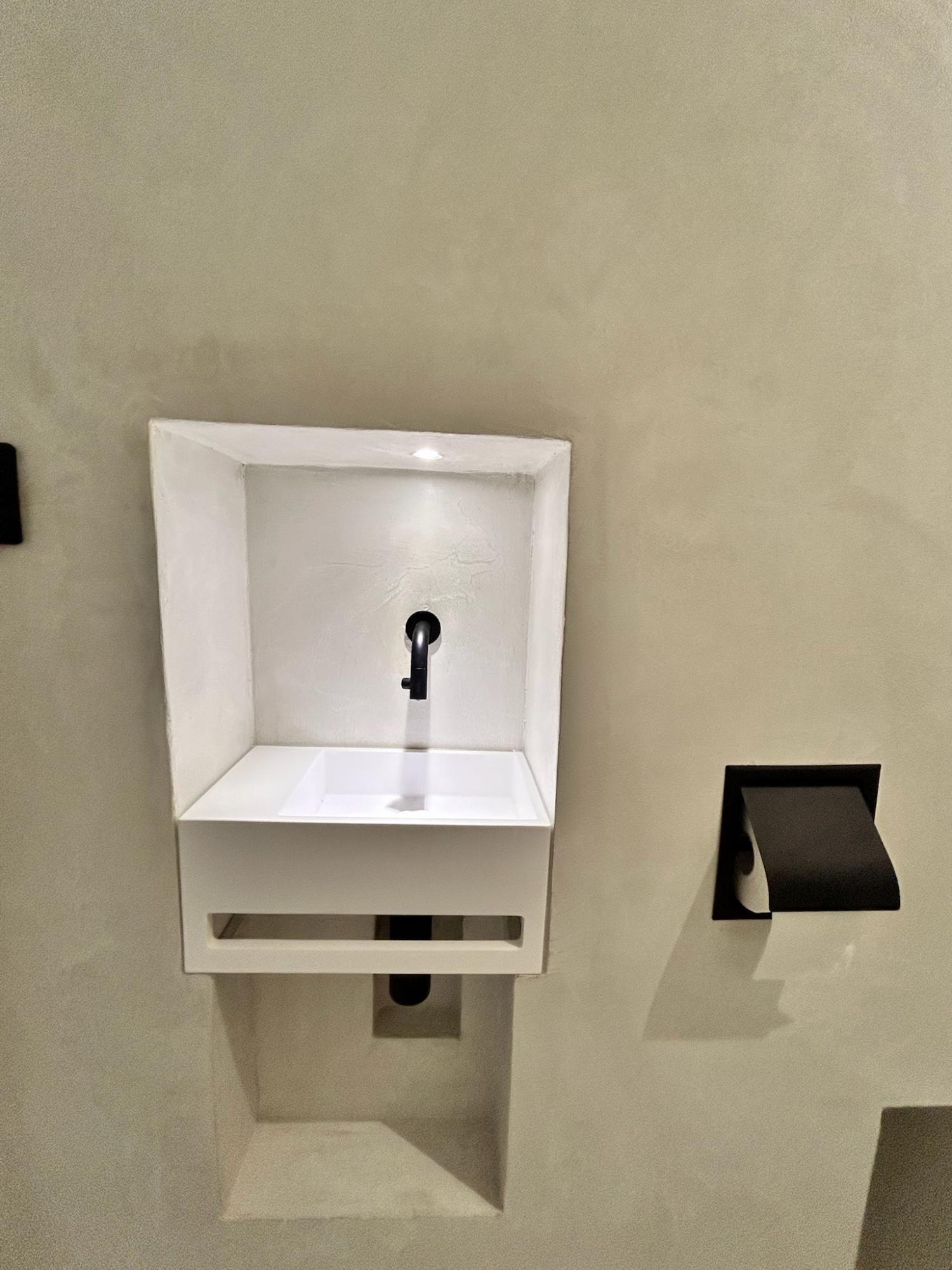 toilettes wc niches sanitaires beton cire castellet var