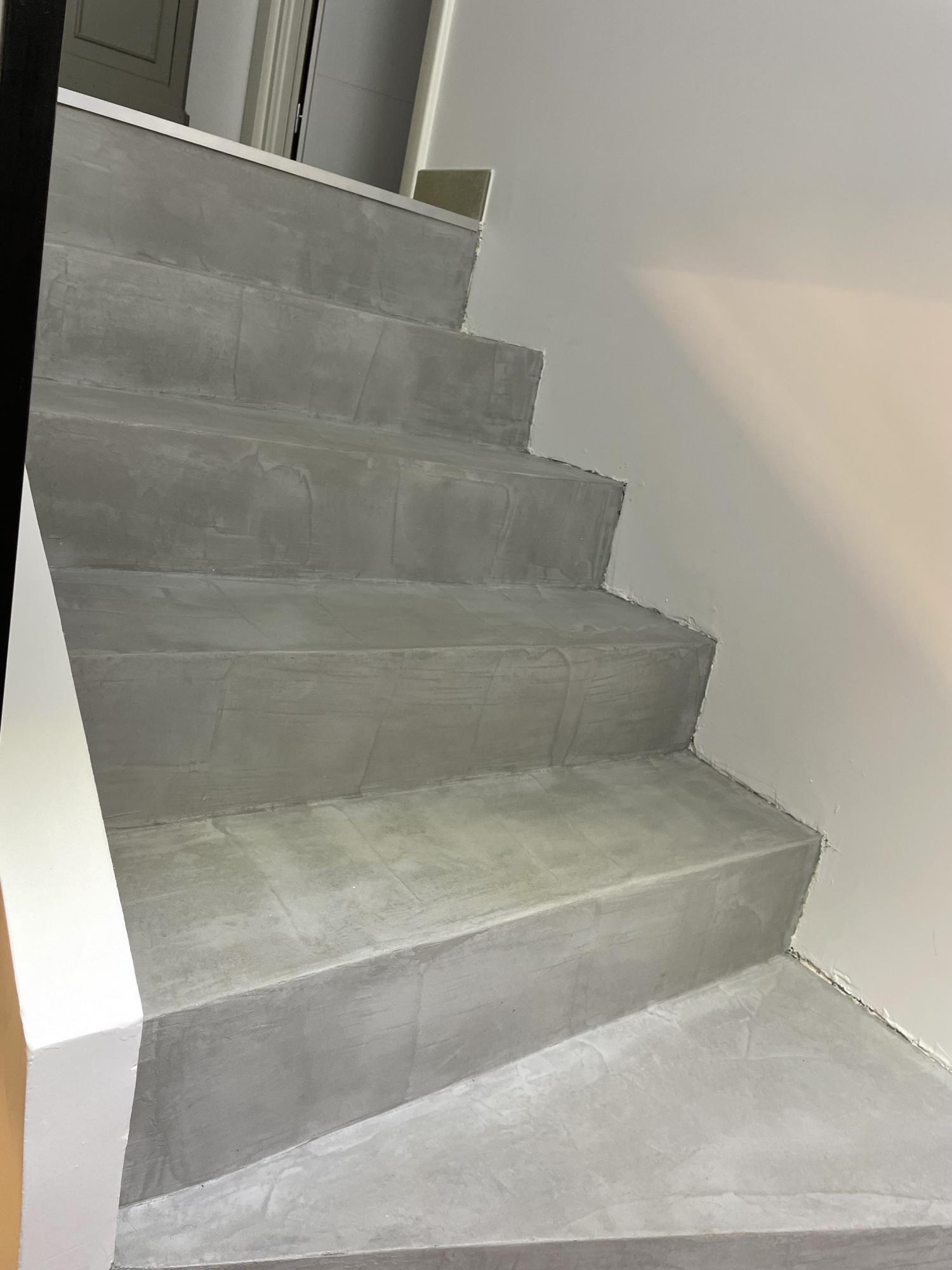 escalier beton cire gris