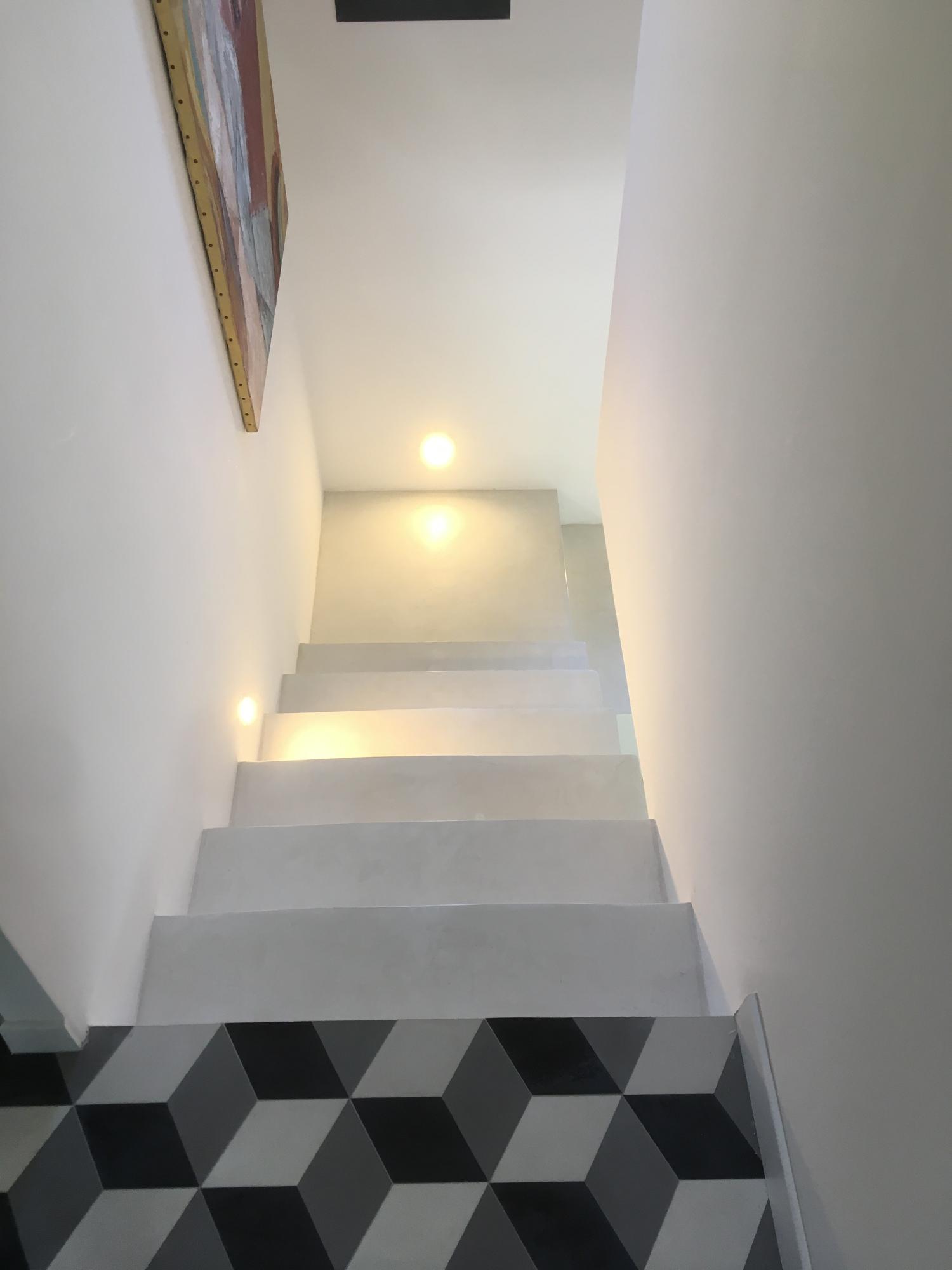 escalier beton cire blanc