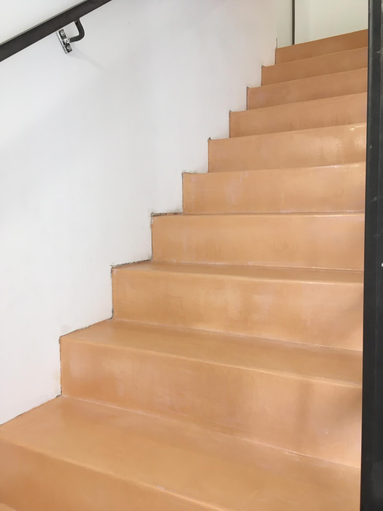 escalier beton cire couleur melon dans villa finition toulon