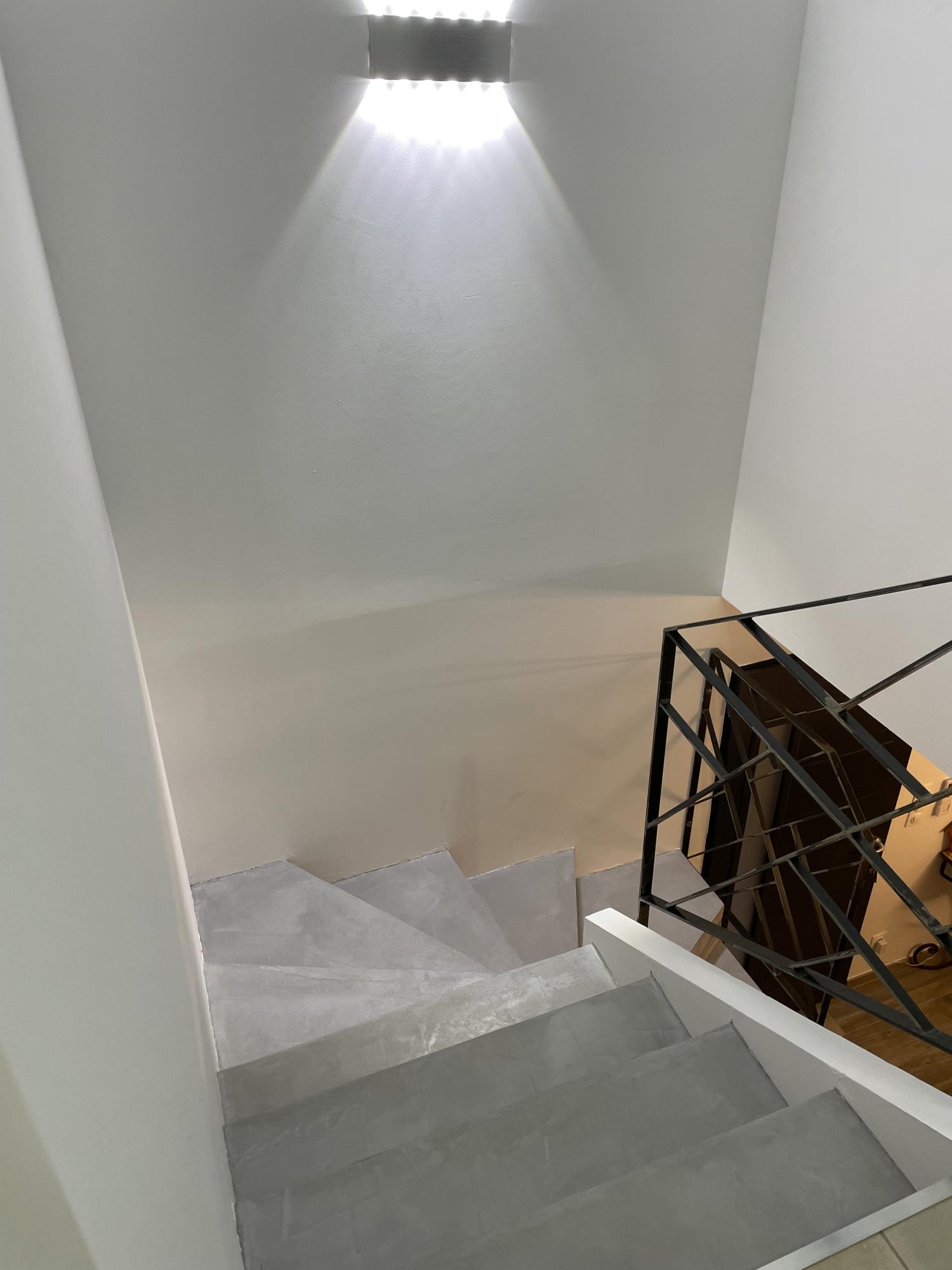 escalier beton cire gris