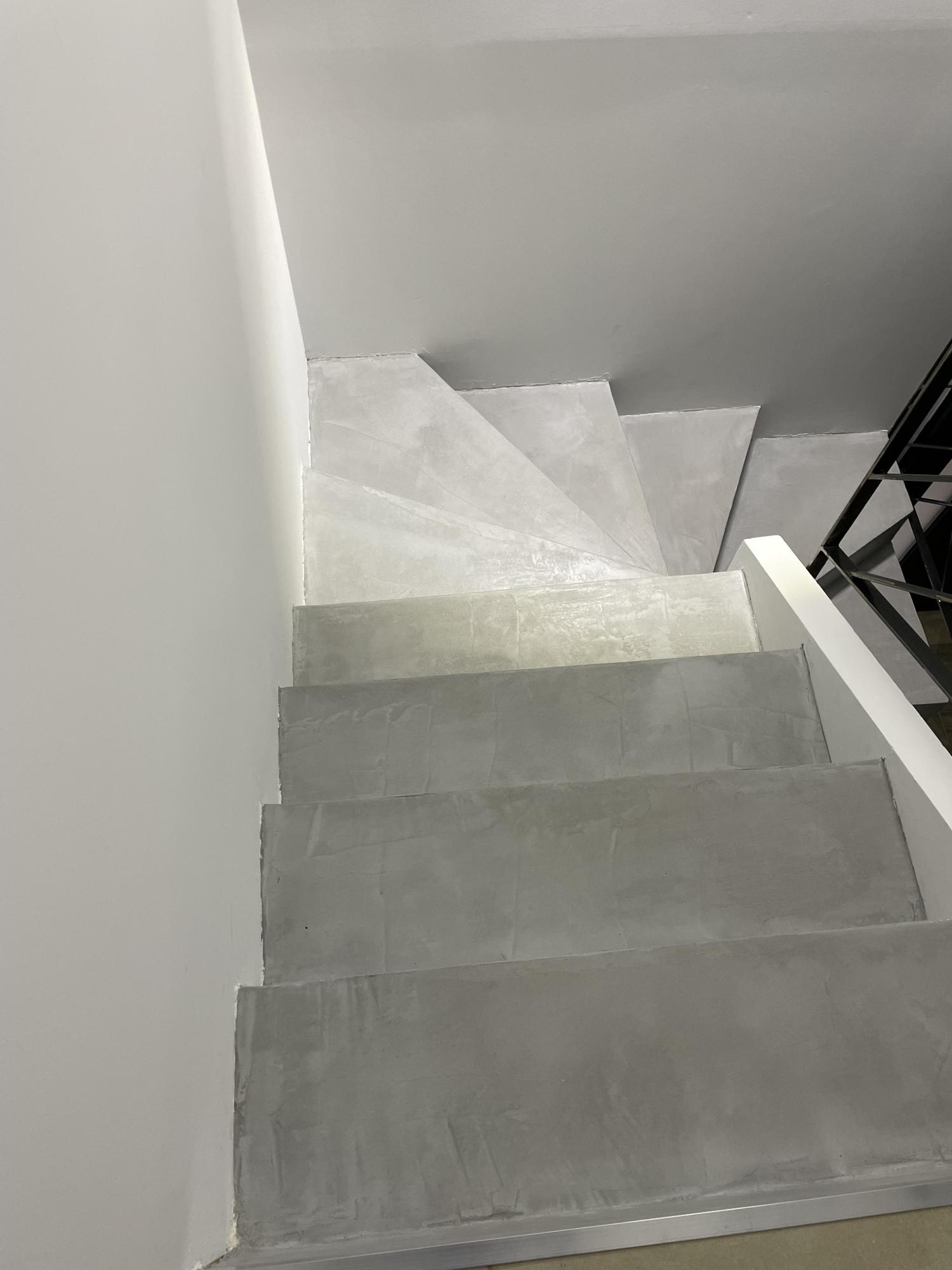 escalier beton cire gris villa bandol