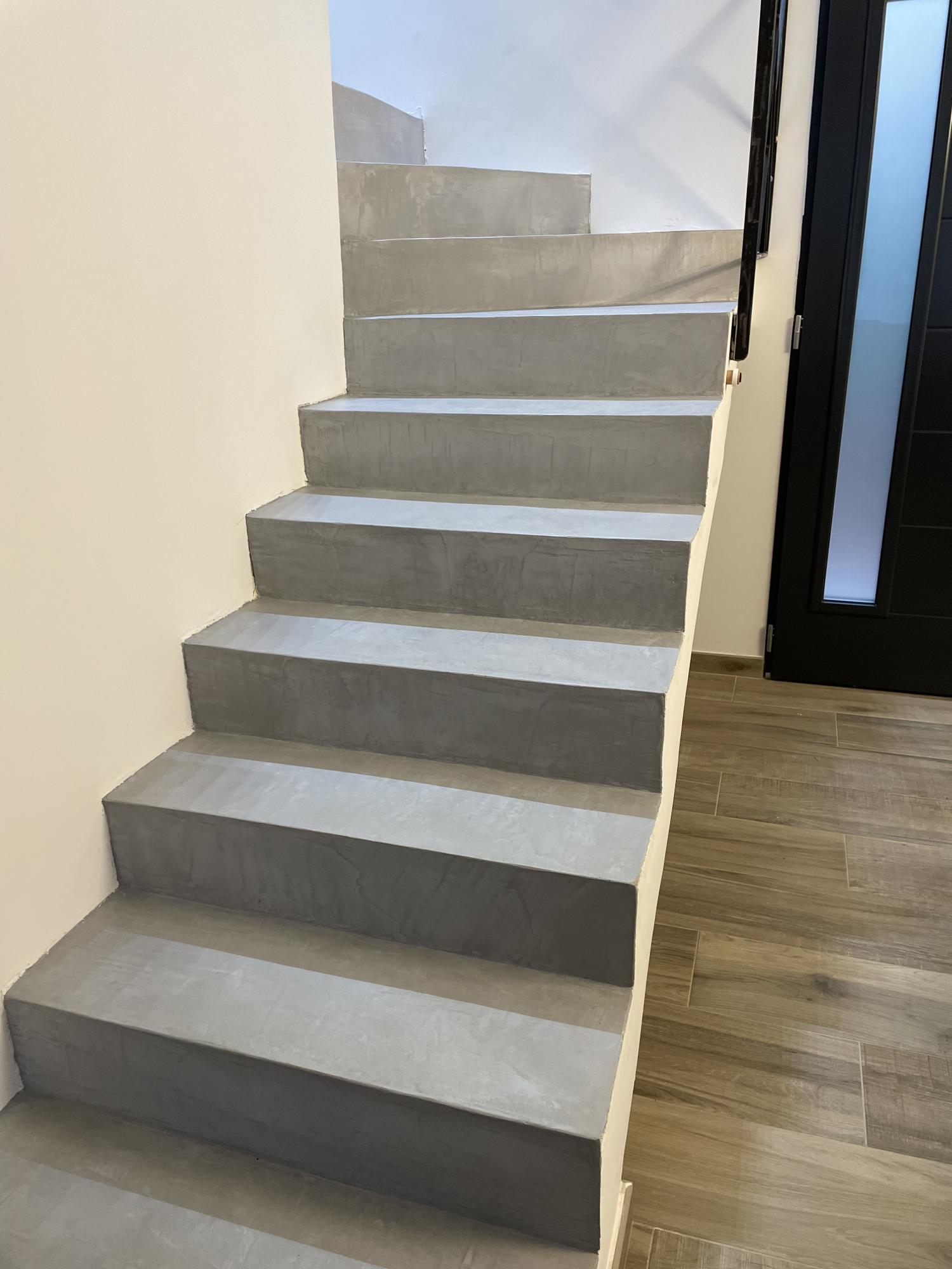 escalier beton cire gris villa Bandol