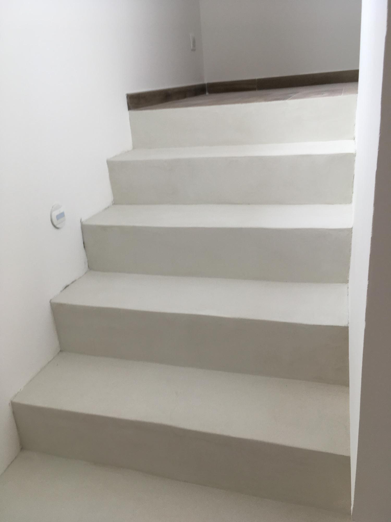 escalier beton cire blanc