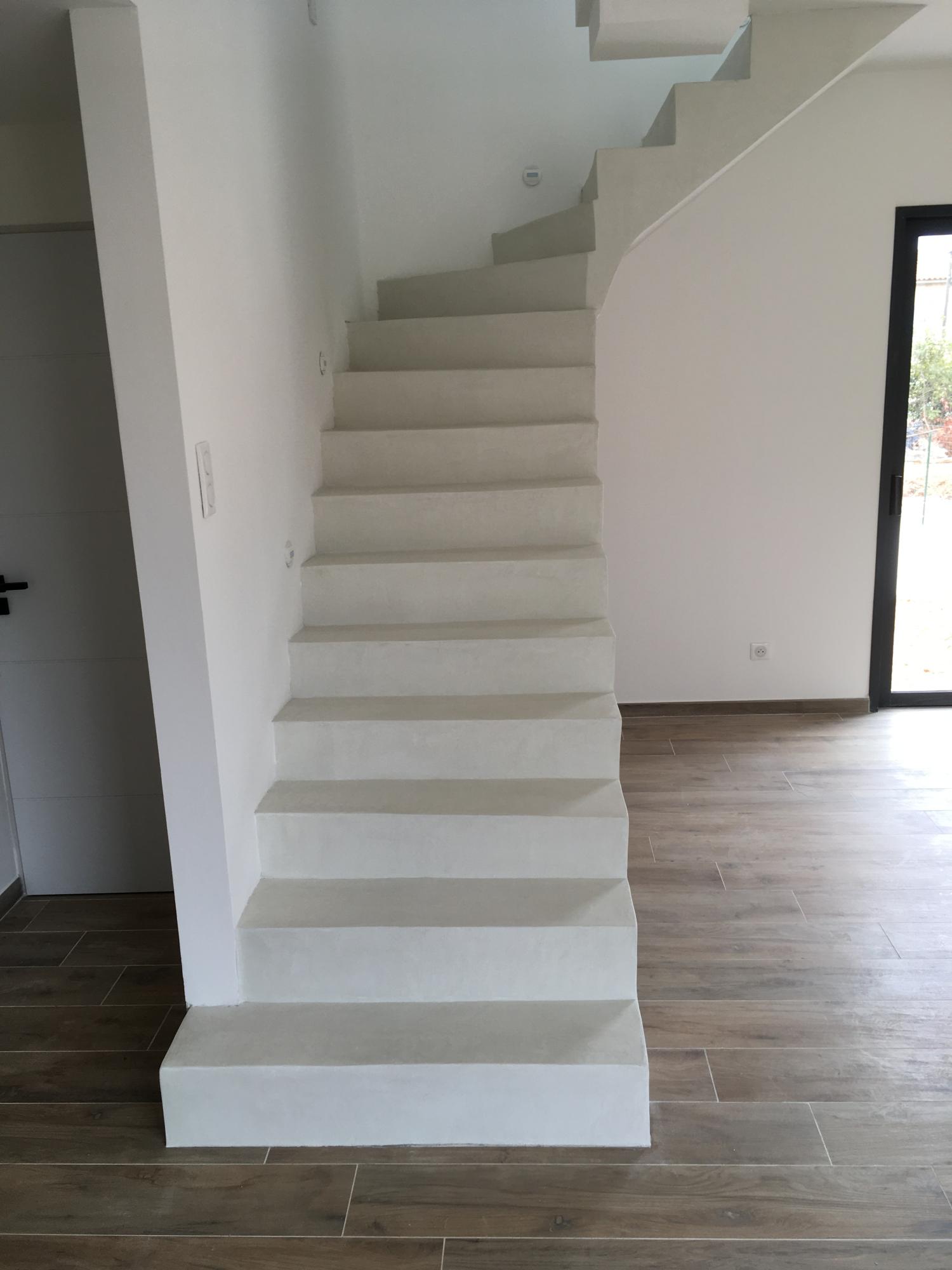 escalier blanc en beton cire