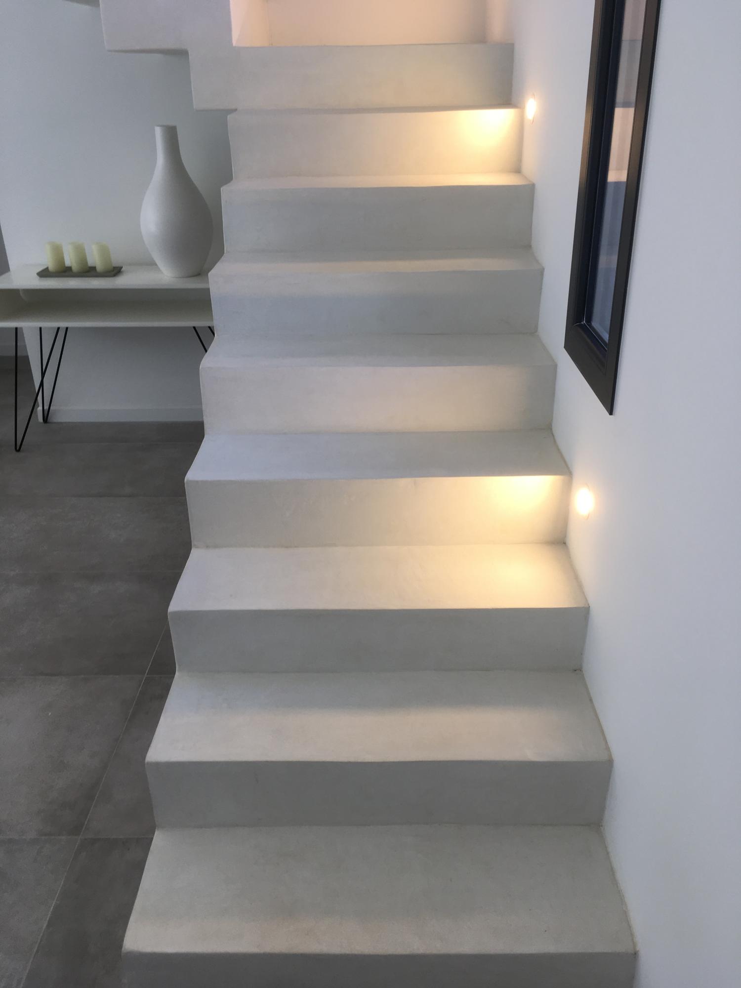 escalier en beton cire blanc