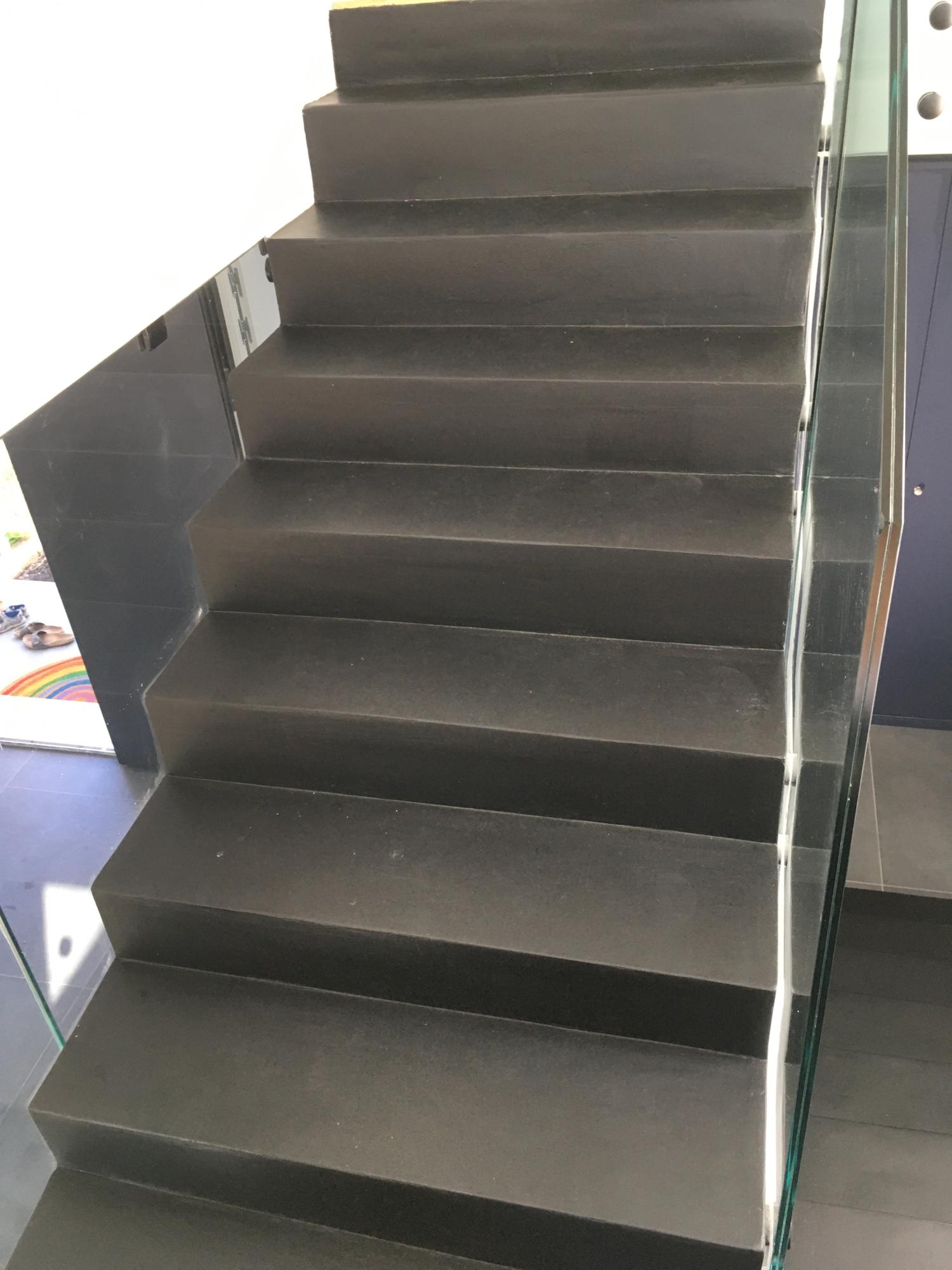 escalier noir design beton cire
