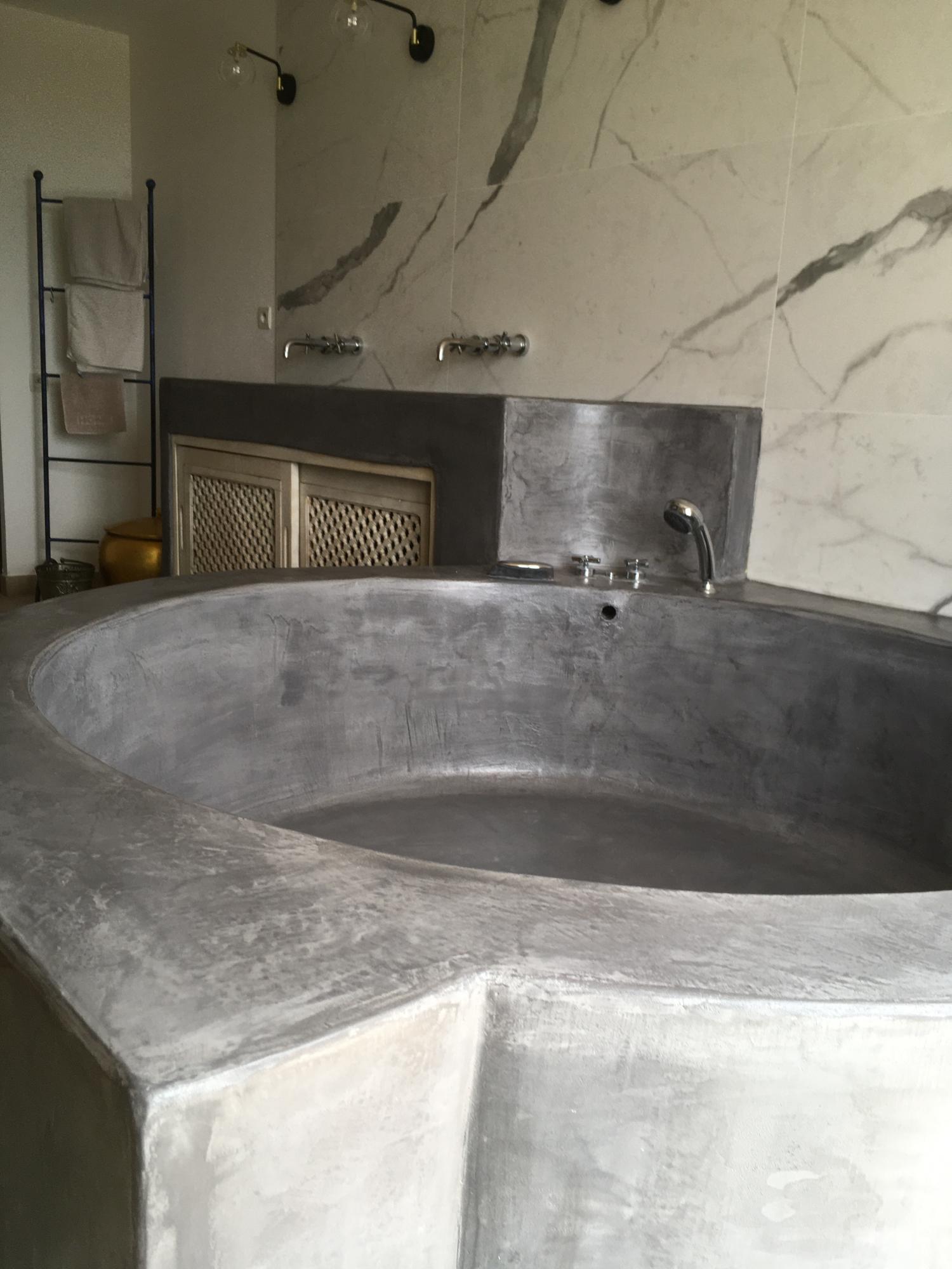 baignoire ronde + lavabos en beton cire