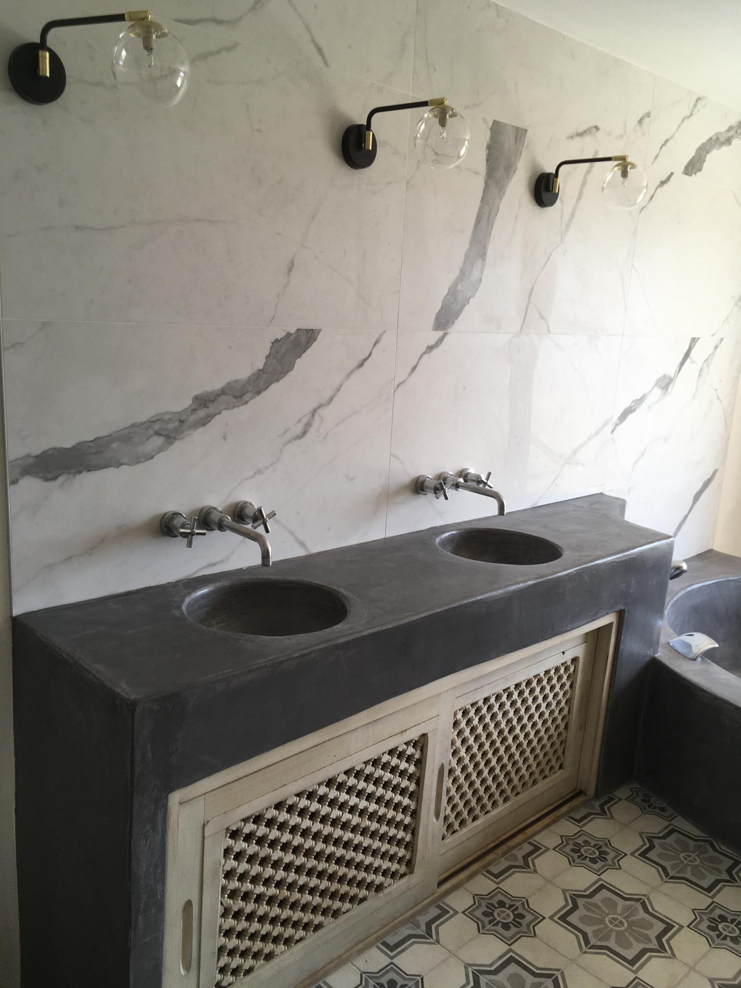 lavabo salle de bain baignoire beton cire