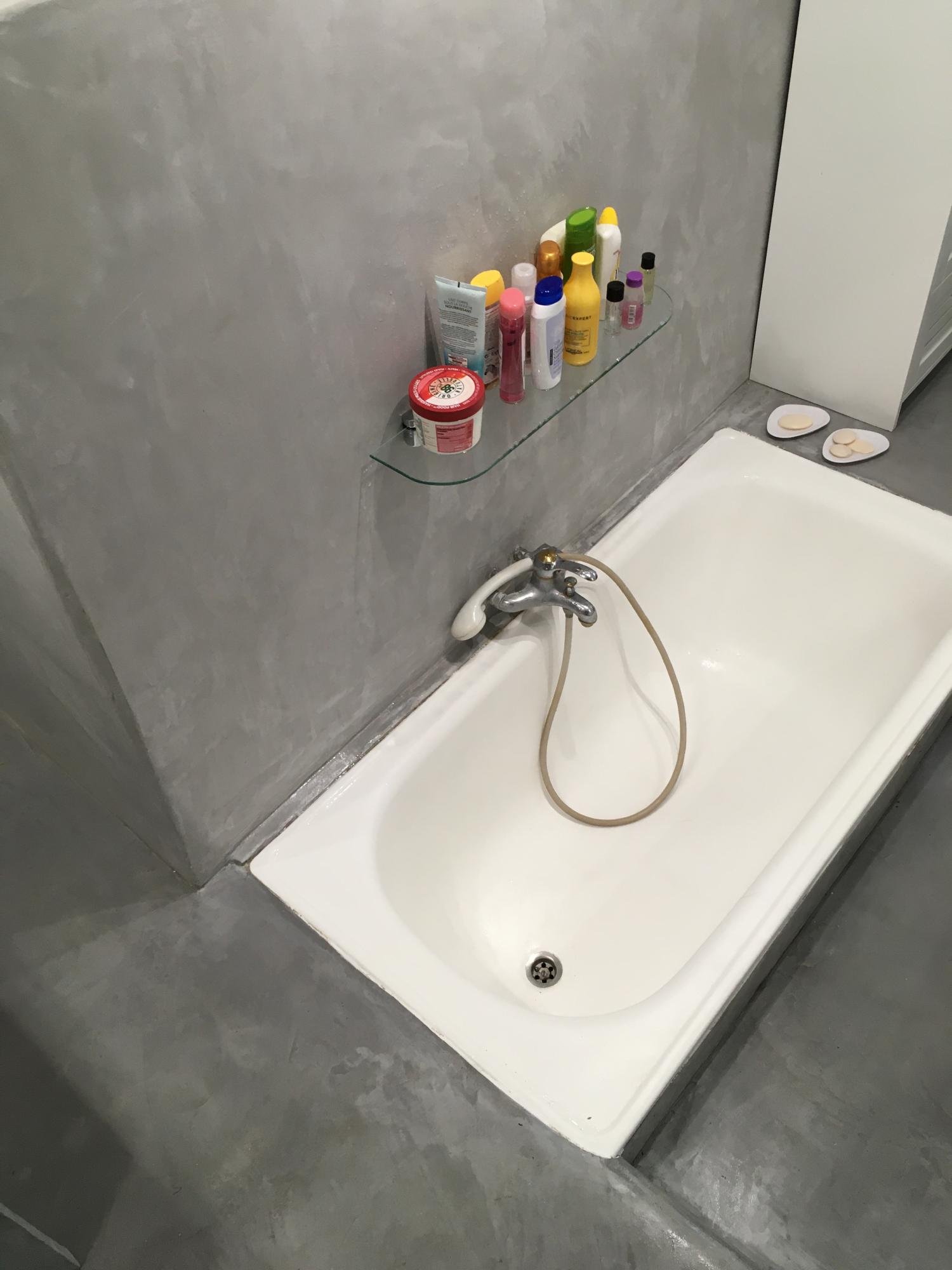 baignoire repeinte en résine dans salle de bain en beton cire