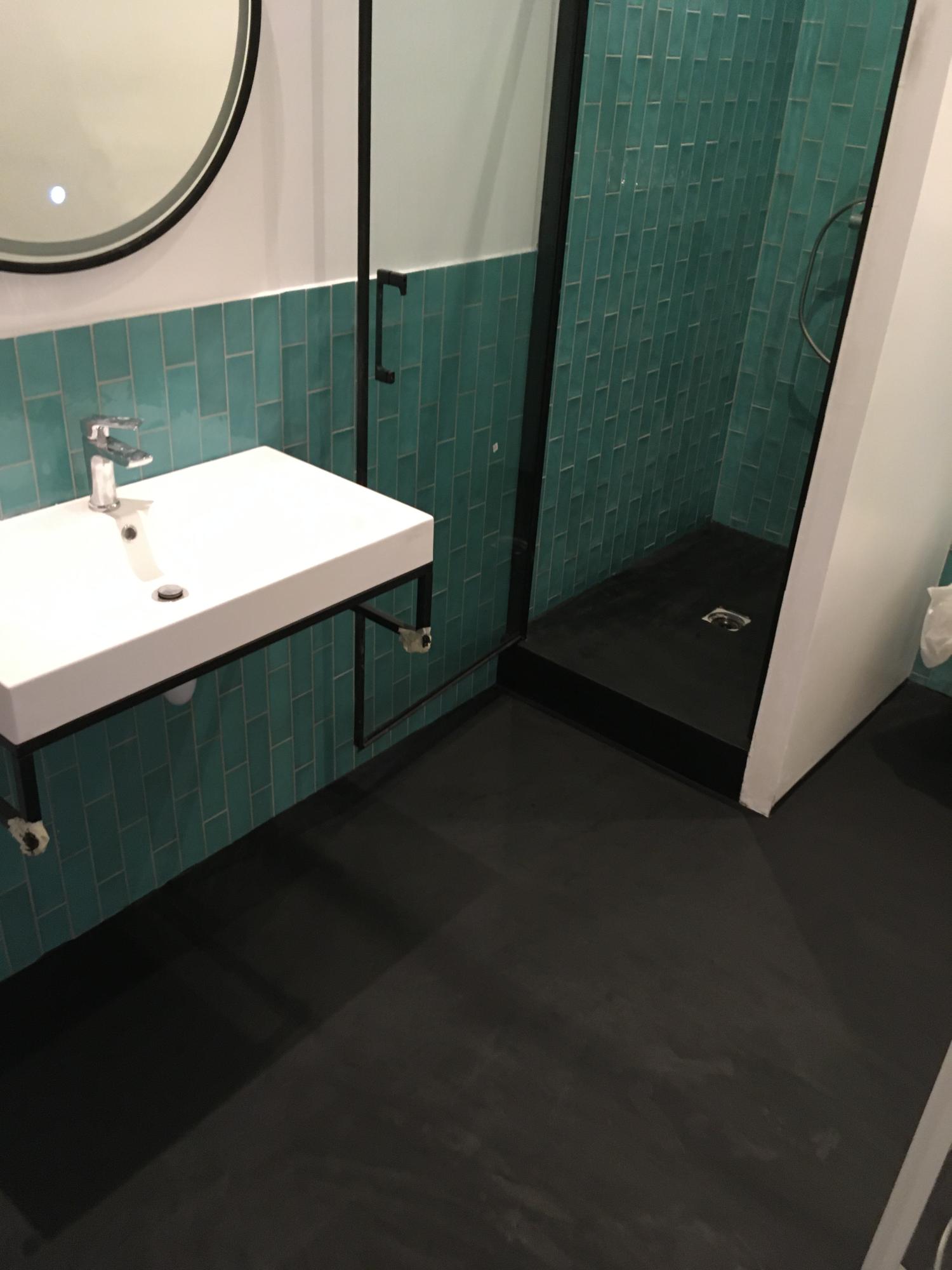 salle de bain sol beton cire zellige contemporain toulon 