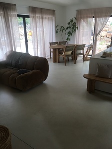 Villa contemporaine � Soli�s dont tous les sols, escalier et sdb sont en b�ton cir�