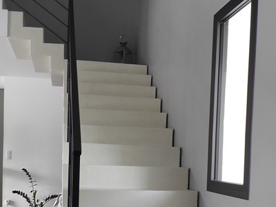 Escalier en bton cir blanc